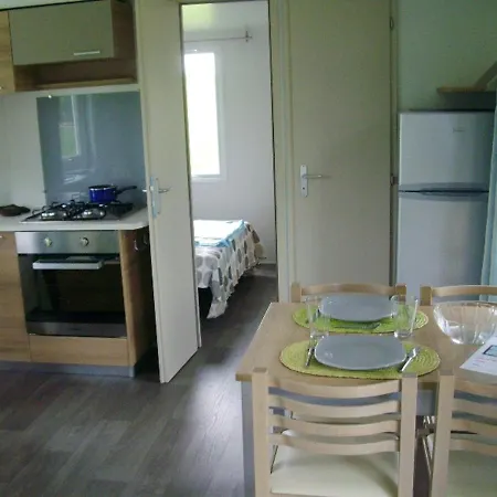 Ferienhaus Bungalow De 2 Chambres Avec Piscine Partagee Jardin Clos Et Wifi A A 5 Km De La Plage Les Mathes